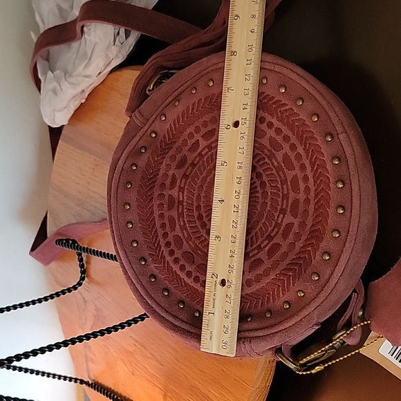 Beautiful wine colored suede crossbody purse w/7" tassel & 3 1/2" earrings. - Picture 7 of 11